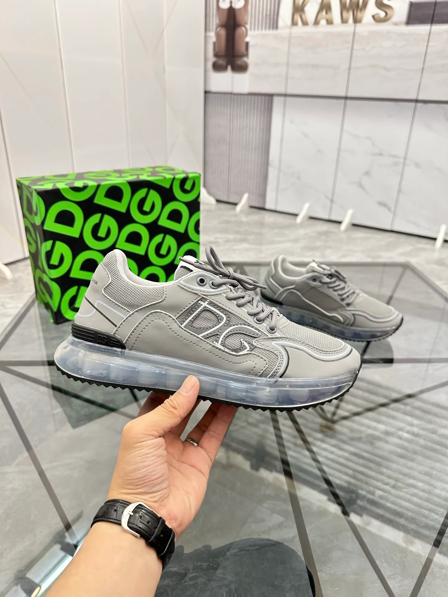 Men's shoes: 💰P500¥ Product trademark: DG "Dolce & Gabbana" low-top casual shoes Regular size: 35-44 (45.46 can be customized) Couple style Product materials: Upper imported cowhide stitching original material, breathable lining, original outsole. Number: 803